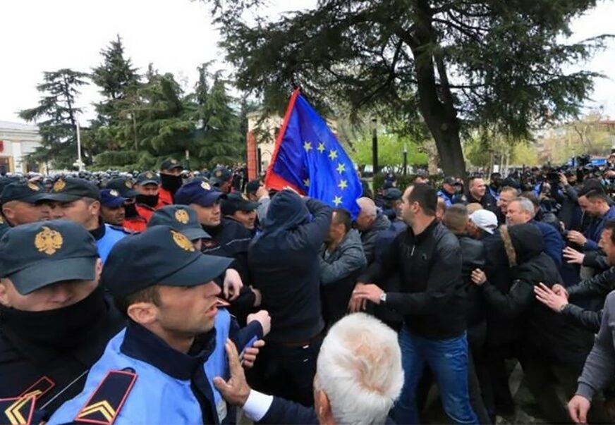 "KUVA" U ALBANIJI Opozicija blokirala puteve i traži OSTAVKU EDIJA RAME, policija odgovorila suzavcem i vodenim topovima
