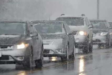 VOZAČI OPREZNO Sniježni smetovi i jak vjetar stvaraju probleme u saobraćaju širom BiH