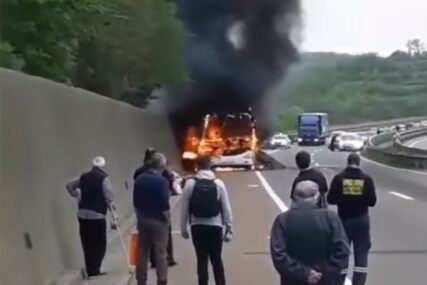 DRAMATIČAN SNIMAK Potpuno izgorio autobus, putnici u šoku bježali (VIDEO)