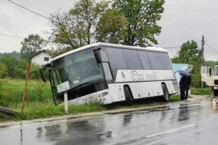 “POVUKLO ME I SLETIO SAM” Autobus završio pored magistralnog puta Prijedor - Banjaluka