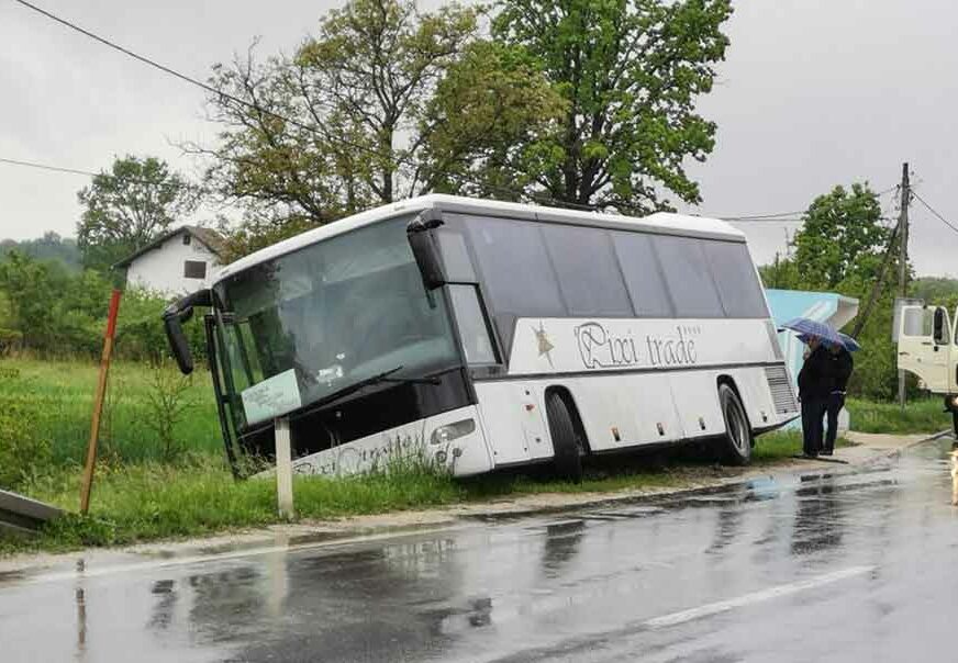 “POVUKLO ME I SLETIO SAM” Autobus završio pored magistralnog puta Prijedor - Banjaluka