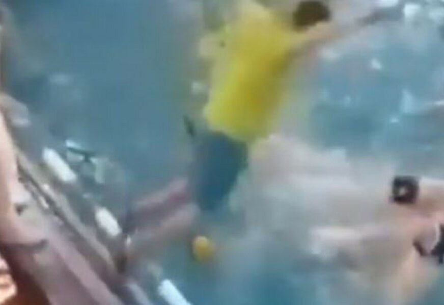 NESVAKIDAŠNJE SCENE Trener skočio na glavu igraču, u gužvu se umiješao i jedan od arbitara (VIDEO)