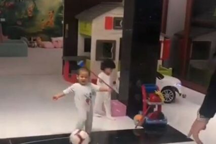 ISTI TATA Pogledajte kako Ronaldov mlađi sin šutira loptu (VIDEO)