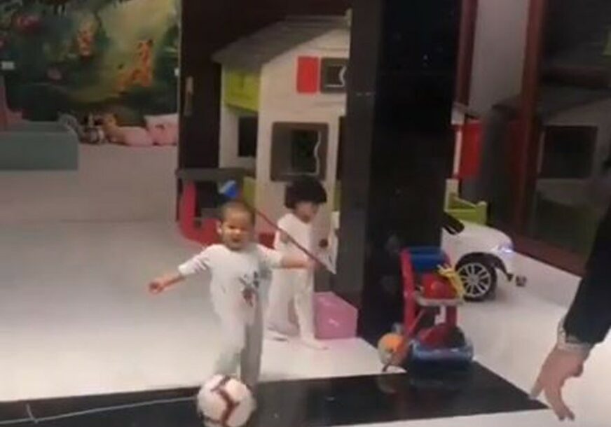 ISTI TATA Pogledajte kako Ronaldov mlađi sin šutira loptu (VIDEO)