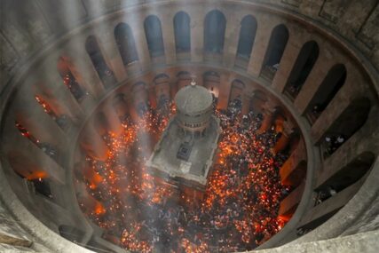 UZ POVIKE "HRISTOS VASKRSE" Zapaljen Blagodatni oganj pred više hiljada pravoslavnih vjernika u Jerusalimu