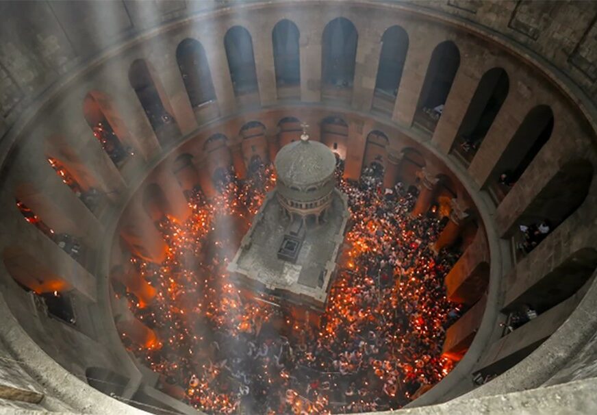 UZ POVIKE "HRISTOS VASKRSE" Zapaljen Blagodatni oganj pred više hiljada pravoslavnih vjernika u Jerusalimu