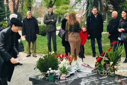 TUGA NE PROLAZI Unuk donio cvijeće na grob, obilježeno godinu dana od smrti Bokija Miloševića