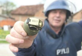 Izbjegnuta tragedija: Pijan bacio bombu ispred kuće