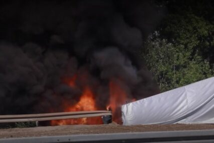 BUKTINJA NA PUTU Kamion se prevrnuo kod Smederava i zapalio, vozač se spasao (VIDEO)