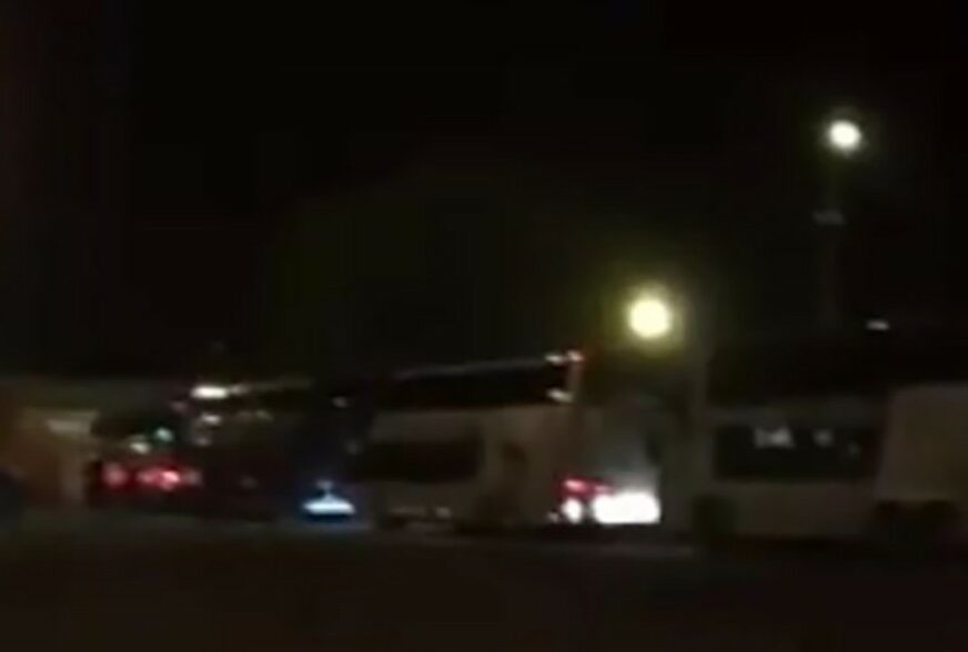 SRAMOTA NA GRANICI Hrvatska policija zaustavila srpske autobuse, putnici bez objašnjenja čekali ČETIRI SATA (VIDEO)