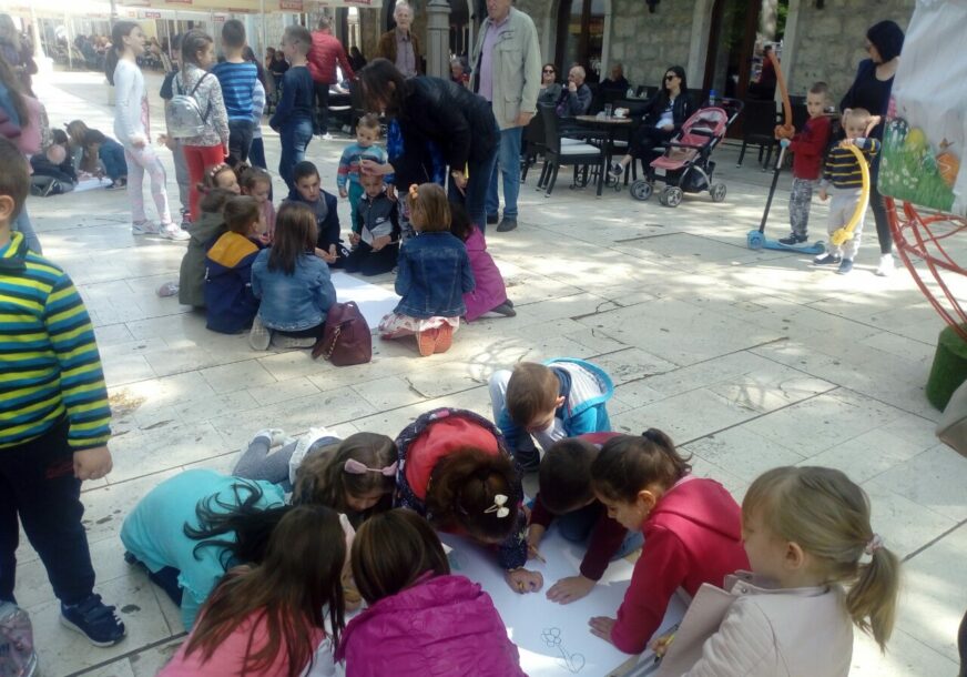 Veselo u Dučićevoj ulici: Mališani pjesmom i crtežima obilježili Dan planete Zemlje