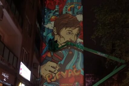 U ČAST LEGENDI Počelo oslikavanje murala Davorinu Popoviću u centru Sarajeva (FOTO)