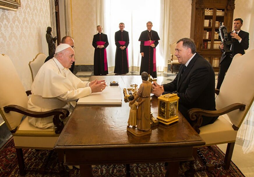 PRENIO POZDRAVE IRINEJA Dodik se sastao sa papom Franjom