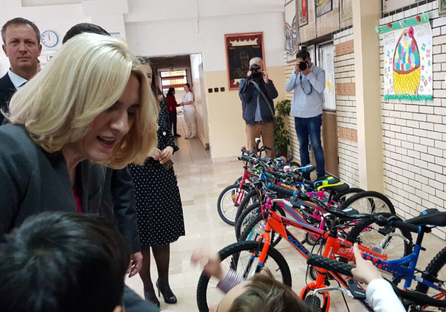POKLONI ZA ŠTIĆENIKE Cvijanovićeva posjetila Dom "Rada Vranješević" i uručila bicikle