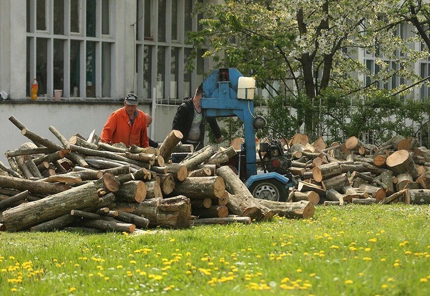Bizaran slučaj u Banjaluci: Radnik škole planirao ukrasti drva namijenjena za grijanje đaka