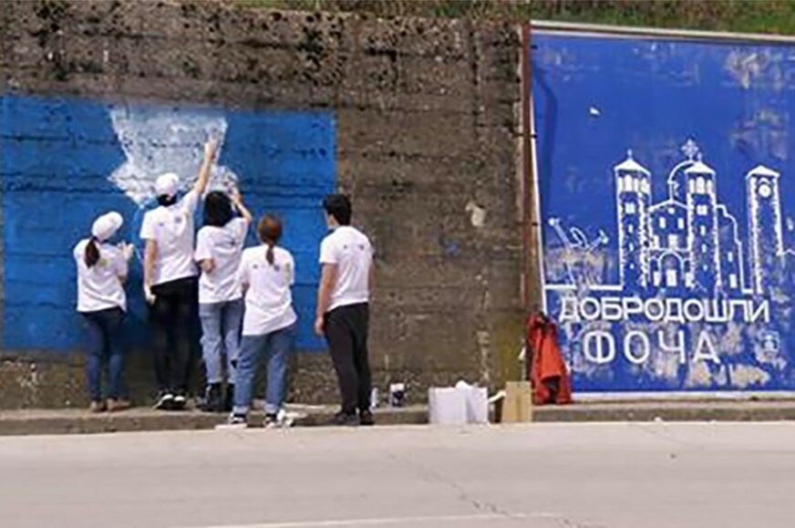 PUTUJUĆA ŠKOLA MIRA Srednjoškolci u Foči naslikali dva murala sa bitnim porukama