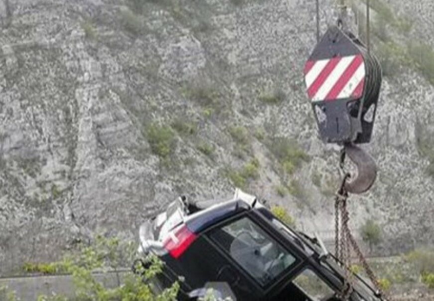 Mostar: Iz Neretve izvučen “golf 4” ukraden tokom noći