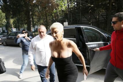 GRUDI U PRVOM PLANU Jelena Karleuša na "Grand" došla u crnoj haljini, svi su gledali u DEKOLTE