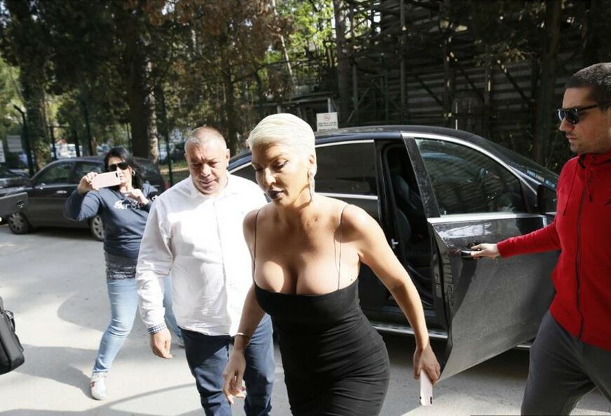 GRUDI U PRVOM PLANU Jelena Karleuša na "Grand" došla u crnoj haljini, svi su gledali u DEKOLTE