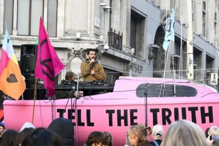 HAPŠENJA U LONDONU Policija privela 113 klimatskih aktivista koji su zaustavili saobraćaj