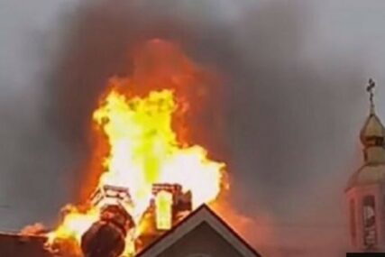VATRA SRUŠILA KUPOLU Dan prije požara na katedrali Notr Dam, gorio Nikolajevski hram u Ukrajini (VIDEO)