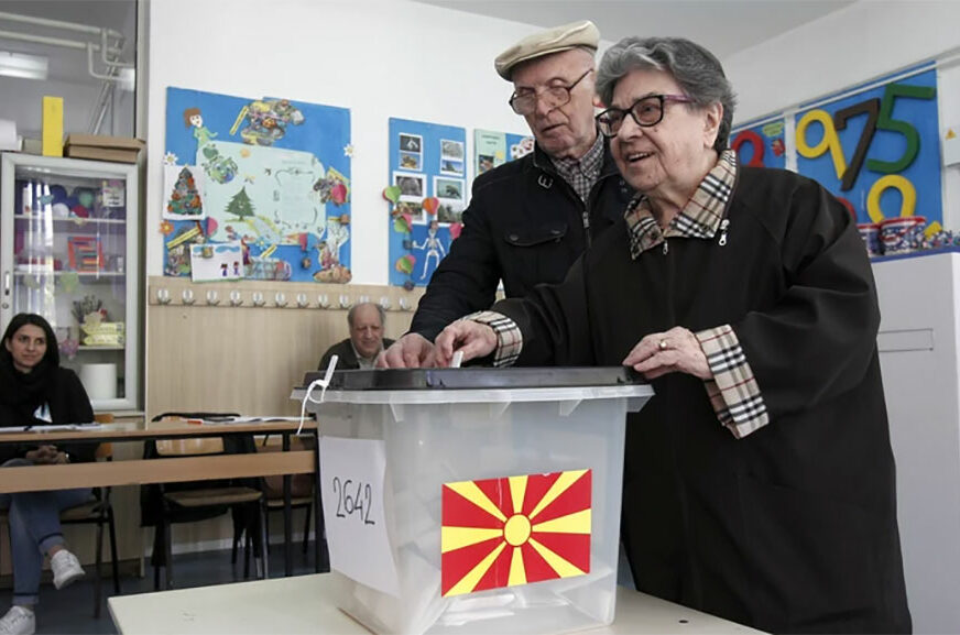 IZBORI U SJEVERNOJ MAKEDONIJI Otvorena biračka mjesta, građani biraju između TRI KANDIDATA