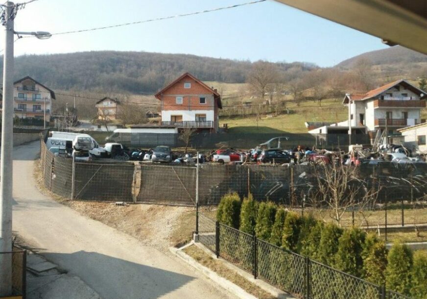 IGRA UZ LEGLO GMIZAVACA Mještani Karanovca peticijom žele da isele auto-otpad