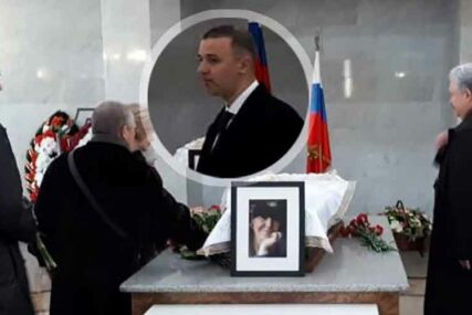 MARKOVA PRVA FOTOGRAFIJA Sin Mirjane Marković NEPREPOZNATLJIV na kremaciji majke u Moskvi