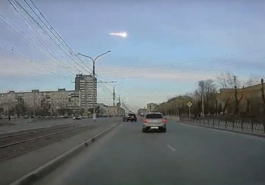 ODJEKNULA I EKSPLOZIJA Meteor šokirao stanovnike sibirskog grada (VIDEO)