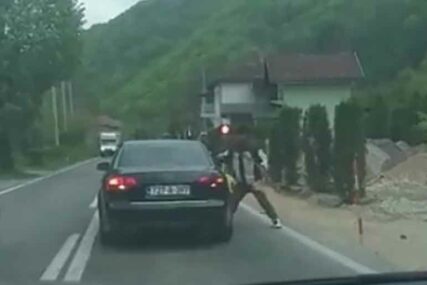 JEZIVA SCENA Migrant udarao po automobilu, vozača SPASLO zeleno na semaforu (VIDEO)