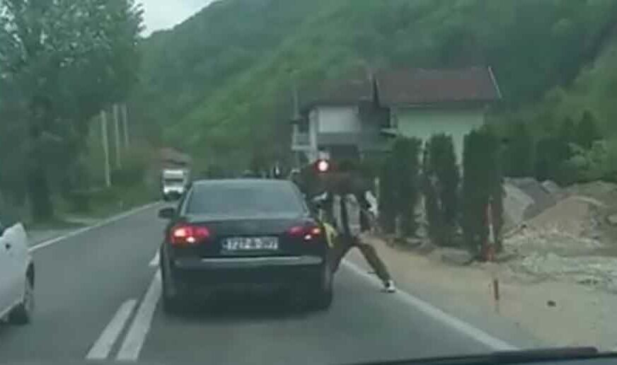 JEZIVA SCENA Migrant udarao po automobilu, vozača SPASLO zeleno na semaforu (VIDEO)