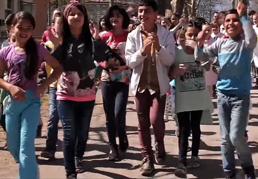 NE DIJELE LJUDE PO BOJI KOŽE ILI ZEMLJI PORIJEKLA Djeca iz Bihaća i njihovi vršnjaci migranti zajedno snimili pjesmu (VIDEO)