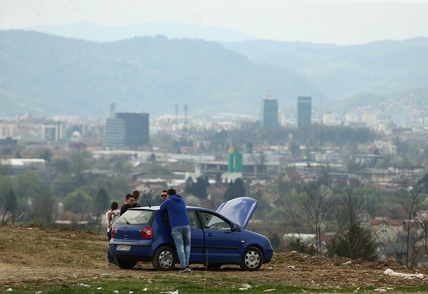 SVE JE LAKO KAD SI MLAD Šestoro prijatelja uživalo u divnom pogledu na Banjaluku (FOTO)