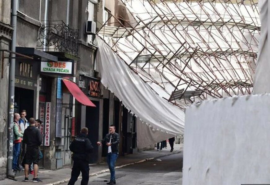 NA SREĆU NIKO NIJE POVRIJEĐEN Srušila se skela sa zgrade u Sarajevu