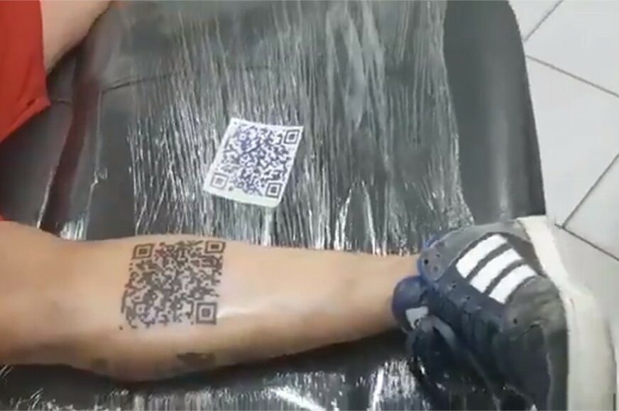 NEVJEROVATNA IDEJA Ovako izgleda genijalna navijačka tetovaža (VIDEO)