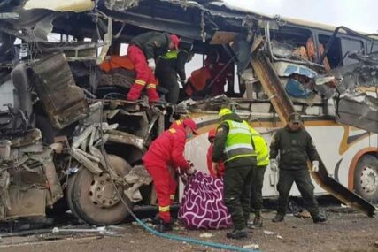 KOBNO PRETICANJE Autobus nakon sudara s kamionom sletio u provaliju, najmanje 25 osoba POGINULO