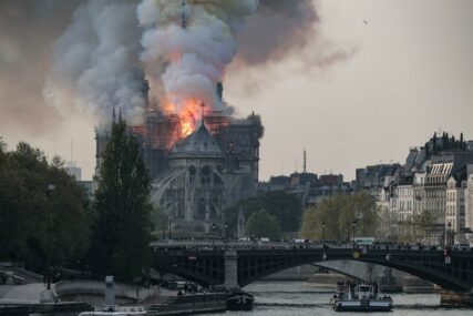 HEROJ PARIZA On je zanemario vatrenu stihiju i sa vatrogascima uletio i katedralu da bi spasio OVE RELIKVIJE (FOTO)