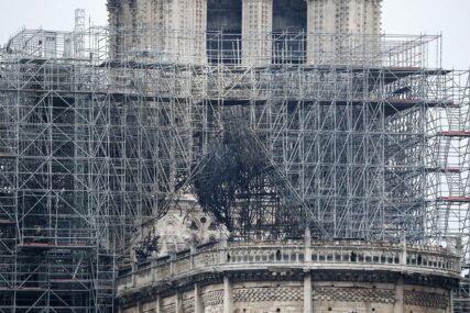 NEVRIJEME BI MOGLO NAPRAVITI JOŠ VEĆU ŠTETU Počelo postavljanje krova na katedrali Notr Dam