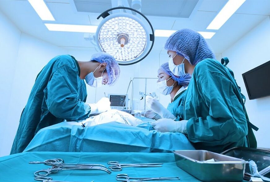 MLADI HEROJ Hirurg bez pauze završio sedam operacija, pa ZASPAO OD UMORA (FOTO)