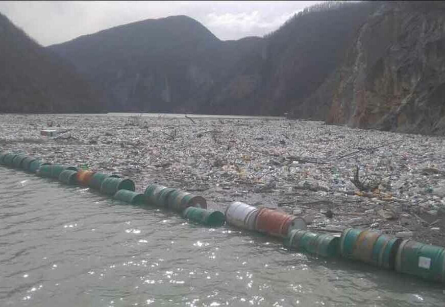 Ministri poslali SNAŽNO UPOZORENJE: Plutajući otpad u Drini mogao bi izazvati EKOLOŠKU KATASTROFU