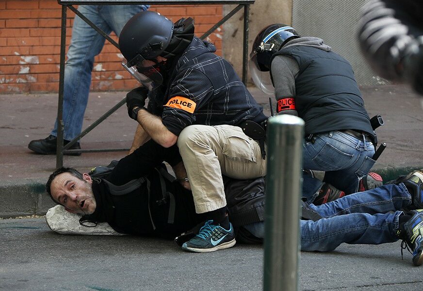 SUZAVAC I ŠOK BOMBE Sukob "Žutih prsluka" i policije širom Francuske