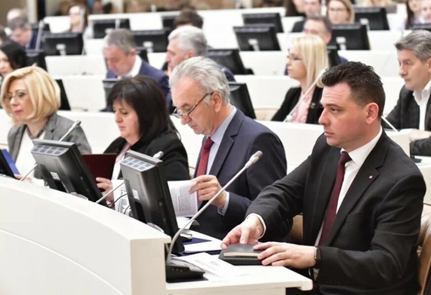 VRAĆANJE NADLEŽNOSTI IZGLEDA NEMOGUĆE Ovlaštenja Srpske na BiH prenesena kroz 73 zakona