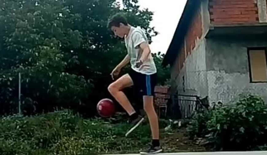 MAJSTOR FRISTAJLA Petnaestogodišnji Petar ČINI ČUDA sa loptom (VIDEO)