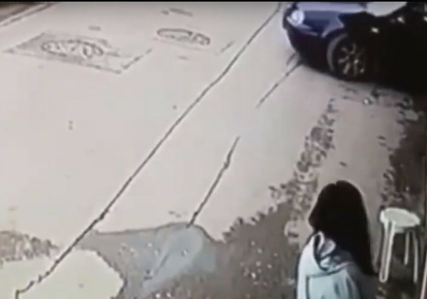 SNIMAK BIJEGA Jedan lopov opljačkao banku, drugi ga čekao u automobilu (VIDEO)
