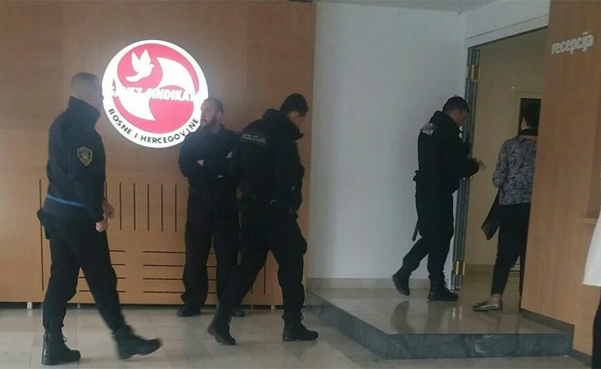 Policija intervenisala u Domu sindikata u Sarajevu, advokatu zabranili ulazak