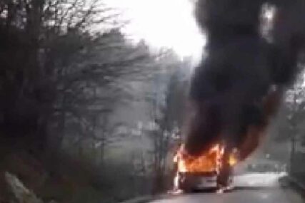 VATRENA BUKTINJA NA ULICI Zapalio se autobus s putnicima, vatrogasci uradili DOBAR POSAO (VIDEO)