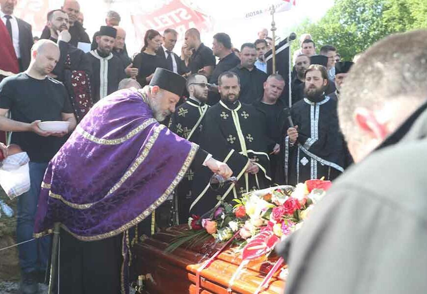 TUGA, SUZE, JECAJI Nepregledna kolona ljudi na sahrani Krunića, opelo držalo DESET SVEŠTENIKA (VIDEO, FOTO)