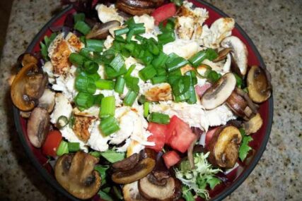 ŽELITE NEOBIČAN A UKUSAN RUČAK Salata s gljivama i piletinom osvaja na PRVI ZALOGAJ