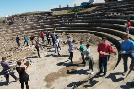 BRAVO ŠAMČANI! Građani organizovali akciju uređenja starog amfiteatra