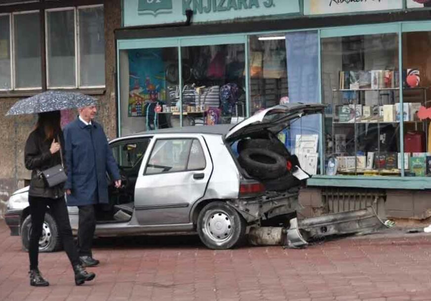 NESVAKIDAŠNJA NESREĆA Vozač izgubio kontrolu nad vozilom i ZABIO SE U IZLOG KNJIŽARE